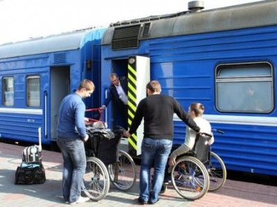 Картинка к материалу: «Госдума обяжет РЖД помогать пассажирам с инвалидностью садиться в поезд»