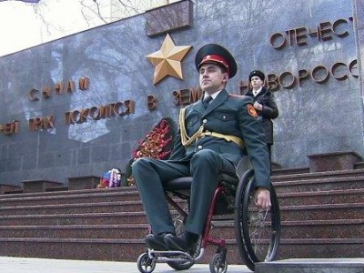 Картинка к материалу: «Инвалид-колясочник заступил в почетный караул на воинском мемориале»