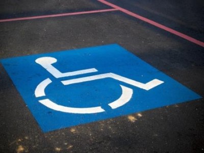Картинка к материалу: «Как оформить бесплатную парковку на свой автомобиль для граждан с инвалидностью?»