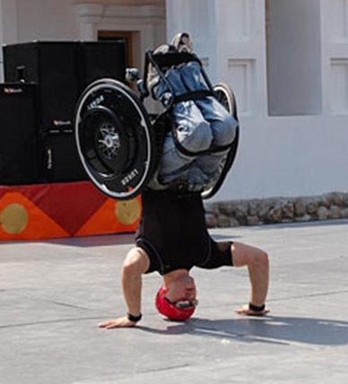 инвалид танцует на коляске