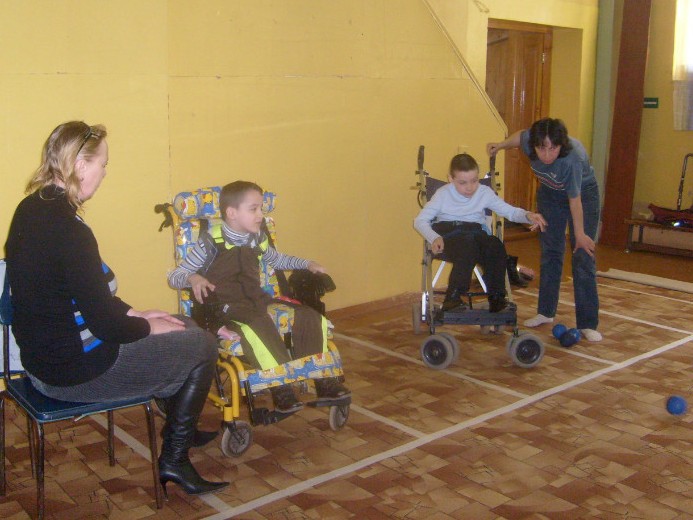 Члены Тихвинской районной организации инвалидов на соревнованиях для детей с ограниченными возможностями