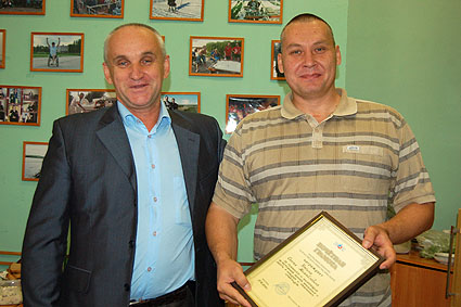 Владимир Лебезкин и Сергей Уткин (справа) с Почетной грамотой центрального правления Всероссийского общества инвалидов
