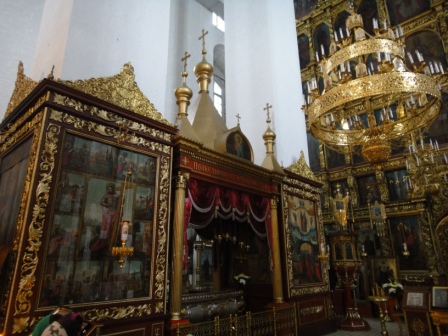 Внутри Свято-Троицкого кафедрального собора Псковского кремля.
