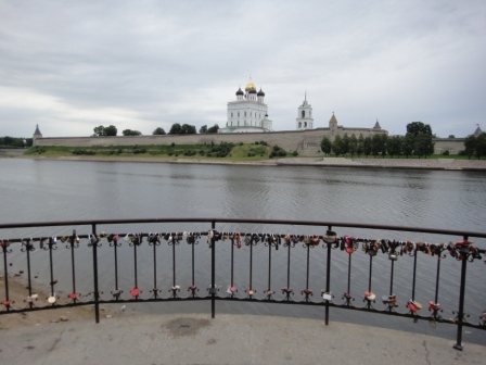 Псков. Вид на реку Великая и Псковский Кремль.