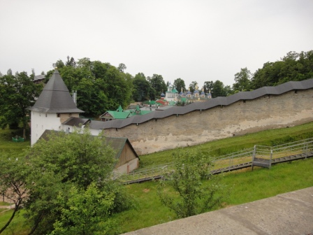 Вид на Псково-Печерский монастырь. Внешняя стена Печорского монастыря.