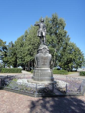 Памятник императору Петру Великому в Петрозаводске. 