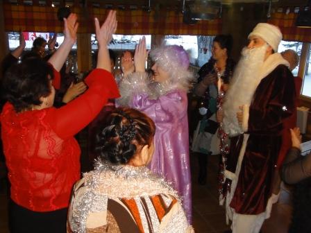 танцы с Дедом Морозом и Снегурочкой в Верижице